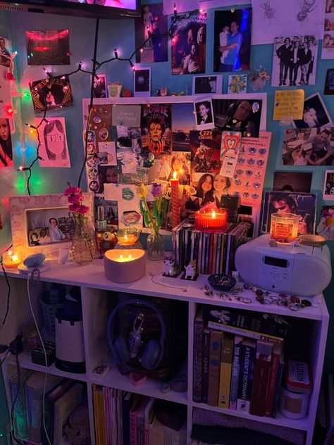 Room Decor 90s Aesthetic, Room Ideas 90s Aesthetic, Cool Collections Ideas, Room Decor Cluttercore, Small Grunge Bedroom, Crate Bed Aesthetic, Messy Room Ideas, Small Cluttered Bedroom, Art Life Aesthetic