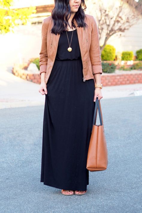 wearing maxi dress in cooler weather: black maxi dress & a brown leather jacket Maxi Skirt Outfits, Black Maxi Dress Outfit, Xl Mode, Moda Curvy, Maxi Dress Winter, Maxi Outfits, Grunge Dress, Maxi Dress Outfit, Wear To Work Dress