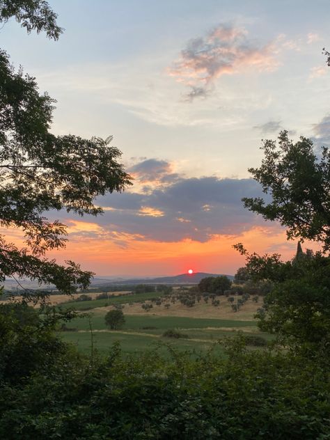 Nature, Bonito, Northern Italy Countryside, Northern Italy Mountains, Italy Aesthetic Tuscany, Italy Aesthetic Countryside, Italy Town Aesthetic, Italian Summer Countryside, Spanish Countryside Aesthetic