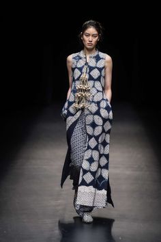 Mode Batik, Indonesia Fashion Week, Batik Dress Modern, Estilo Hippie Chic, Blouse Batik, Stylish Winter Outfits, Estilo Hippie, Batik Fashion, Batik Dress