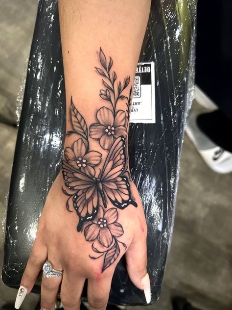 Tato Lengan Bawah, Tattoo Armband, Butterfly Tattoos On Arm, Arm Sleeve Tattoos For Women, Lady Tattoo, Butterfly Hand Tattoo, Pretty Hand Tattoos, Cute Hand Tattoos, Tato Lengan