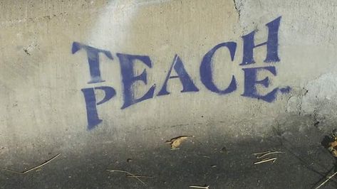 This Teach Peace street art. - Imgur Street Art Graffiti, Urban Art, Pug, Teach Peace, Inspirerende Ord, Pics Art, Banksy, Graffiti Art, Oeuvre D'art