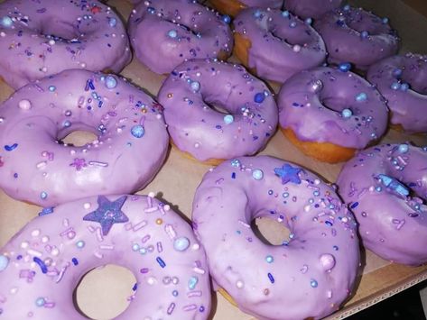 Purple doughnuts Purple Party Foods, Purple Candy Buffet, Birthday Party Planning Checklist, Donuts Aesthetic, How To Make Purple, Sofia The First Birthday Party, Princess Birthday Party Decorations, Sweet Cafe, Butterfly Cupcakes