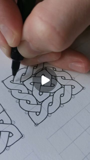 Celtic Drawings Art, Celtic Knots Drawings, How To Draw Celtic Knots, Tangling Art Patterns, Grid Paper Art Drawings, Celtic Designs Pattern, Random Patterns Drawing, Draw Celtic Knots, Celtic Drawings