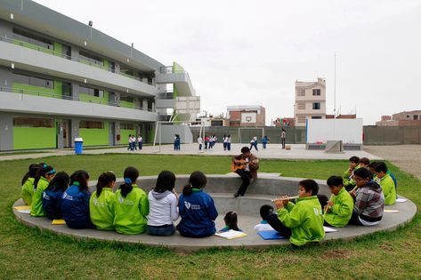 Innova Schools. Peru. The school built by world-class designers. Innova Schools, Innovative School Design, Outdoor Learning Spaces, School Building Design, College Architecture, 21st Century Classroom, Campus Design, Future School, Green School