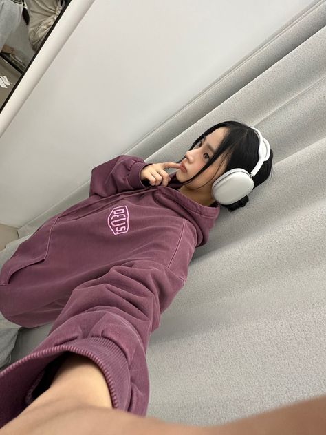 Wearing Headphone, Newjeans Minji, Kim Min Ji, New Jeans Style, Kim Min, Twitter Update, Extended Play, Girl Crush, Good Job