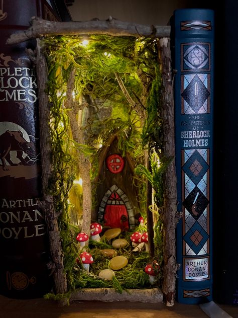 Cool Home Library, Forest Book Nook, Cottagecore Crafts, Book Nook Shelf, Nook Shelf, Cottage In The Forest, Forest Book, Garden Rustic, Bookshelf Art