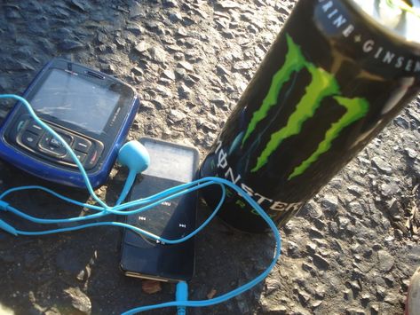 A Monster energy drink placed right next to an iPod and an old phone: 26 Pictures That Look Like Ancient Freakin' History In 2018 Early 2000s Room, Midwest Emo Aesthetic, 2000s Core, 2000s Room, 2000s Grunge, Unique Nail Designs, Rodrick Heffley, Midwest Emo, 2000s Emo