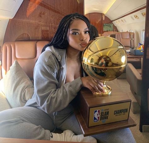 Nba Gf Outfit, Basketball Gf Aesthetic, Nba Wife Aesthetic, Basketball Wife Aesthetic, Courtside Basketball, Wags Soccer, Nba Wife, Basketball Wife, Aesthetic History