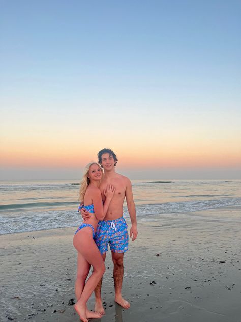 Couples Beach Outfits Photo Ideas, Couples Matching Outfits Beach, Beach Trip Couple, Bf And Gf Matching Swimsuit, Beach W Boyfriend, Poses For Couples On Vacation, Matching Couples Bathing Suits, Couples Bathing Suits, Cute Pool Couple Pictures