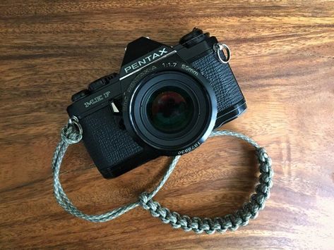 Ever wanted to create your very own DIY camera wrist strap? Check out this tutorial now! Camera Strap Pattern, Camera Strap Tutorial, Paracord Camera Strap, Diy Camera Strap, Camera Hand Strap, Crochet Camera, Camera Neck Strap, Leica Photography, Camera Wrist Strap