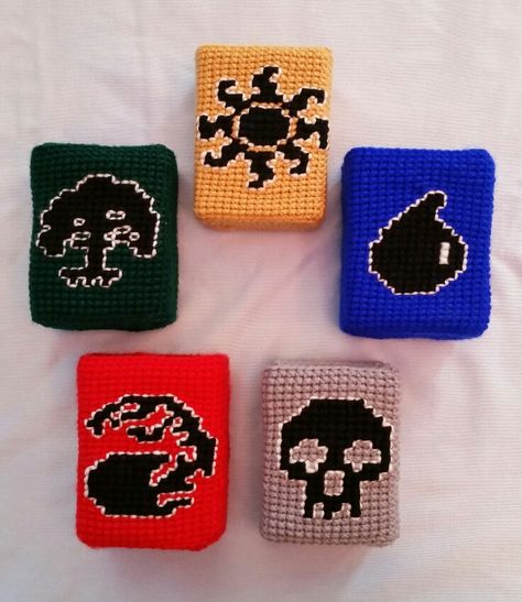 Amigurumi Patterns, Mtg Crochet Patterns, Crochet Card Deck Holder, Crochet Playing Card Holder, Yugioh Crochet, Mtg Crochet, Crochet Dice, Crochet Tarot, Crochet Holder