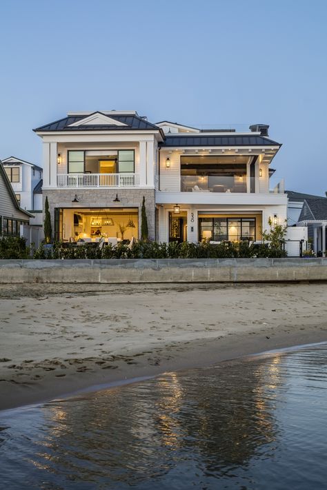 House On Beach, Farmhouse Beach House, Houses By The Beach, Beach House Aesthetic, California Beach House, Farmhouse Beach, نباتات منزلية, Beachfront House, Coastal House Plans