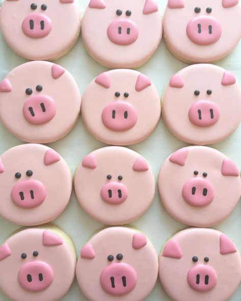 Pig decorated sugar cookies | cute food idea for a pig, farm, animal, or farmer themed party idea Buttercream Cookies, Kue Macaroon, Pig Cookies, Sugar Cookie Designs, Summer Cookies, Flamingo Party, Fancy Cookies, Creative Cookies, Cookie Icing