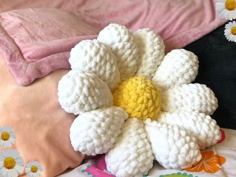 Daisy Flower Pillow – Share a Pattern How To Make A Flower Pillow, Flower Pillow Diy, Crochet Daisy Pillow, Flower Crochet Pillow, Crochet Flower Pillow, Daisy Flower Crochet, Easy Crochet Flower, Daisy Pillows, Crochet Mignon