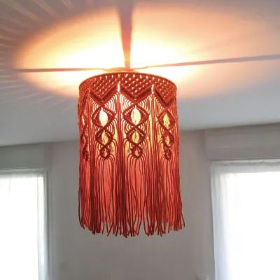 21 Macrame Lamp Shade Patterns and Ideas 6 Macrame Chandelier Diy Tutorial, Macrame Lamp Shade Diy, Macrame Light Shade, Ceiling Light Diy, Lampe Crochet, Macrame Lampshade, Diy Macrame Tutorial, Ceiling Lights Diy, Macrame Light