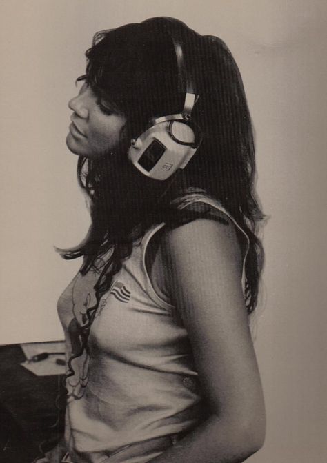 The beautiful and very talented Linda Ronstadt Tumblr, Female Rock Stars, Girl With Headphones, Cry Now, Linda Ronstadt, Women Of Rock, Music Pics, Don't Cry, Mick Jagger