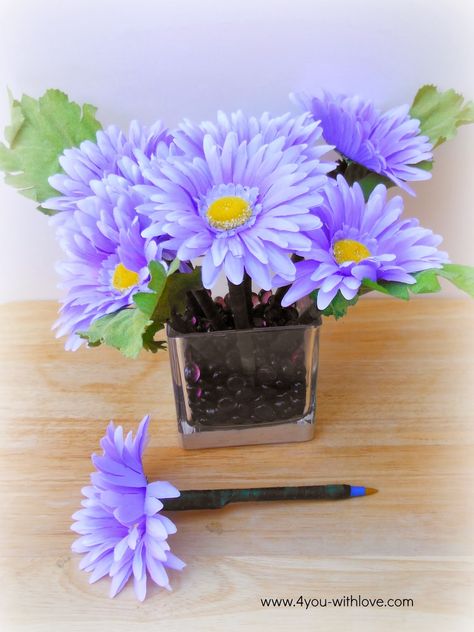 Flower Pens Diy, Flower Pens Bouquet, Pen Bouquet, Crafts For Spring, Pen Toppers, Pen Diy, Diy Hanging Shelves, Flower Pens, Monthly Crafts
