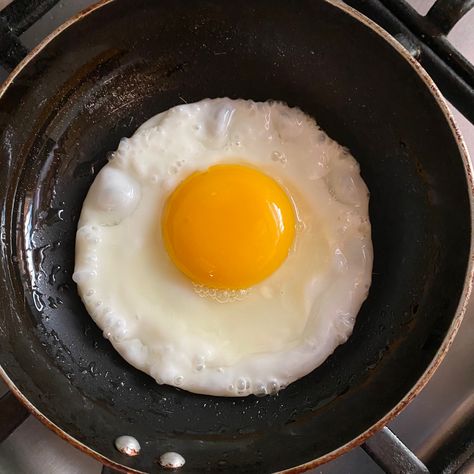 Essen, Telur Ceplok Aesthetic, Frying An Egg, Stardew Recipes, Telur Aesthetic, Fried Egg Aesthetic, Egg Pic, Egg Aesthetic, Eggs Aesthetic