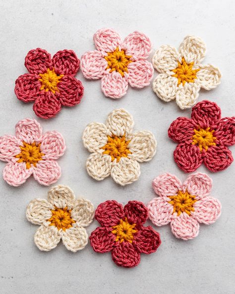 Amigurumi Patterns, Sarah Maker, Bubble Crochet, Crochet A Flower, Crochet Small Flower, Easy Crochet Flower, Crochet Project Free, Crochet Flower Pattern, Crochet Coasters Free Pattern