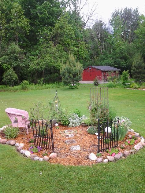 Memory garden of my daughter. Small Memorial Garden Ideas, Memorial Garden Ideas, Pet Garden, Memory Garden, Pet Memorial Garden, Prayer Garden, Dubai Miracle Garden, Dig Gardens, Memorial Ideas