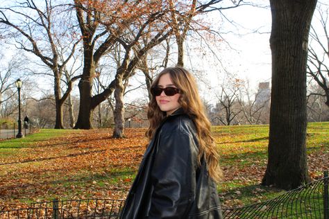 Nyc Instagram Pictures Fall, Central Park Fall Outfit, Fall Photo Ideas Instagram, Aesthetic Nyc Pics, Central Park Photo Ideas, New York Fall Aesthetic, Autumn Poses, Fall Instagram Pictures, Nyc Picture Ideas