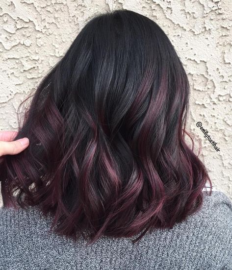 Black Hair with Dark Burgundy Highlights Pelo Color Borgoña, Dark Burgundy Hair, Burgundy Balayage, Blond Rose, Maroon Hair, Dark Purple Hair, Plum Hair, Black Hair With Highlights, Hair Color Burgundy