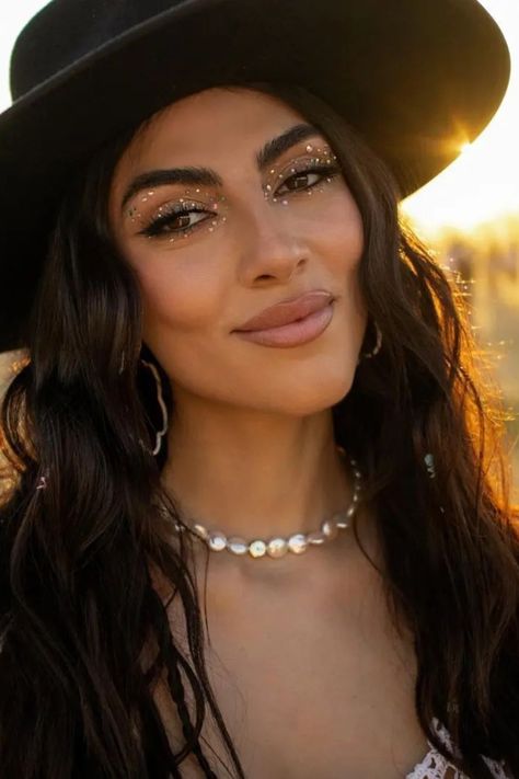 Coachella Festival Makeup, Cochella Hens Party, Cochella Outfits Inspiration 2024, Beach Festival Makeup, Coachella Looks 2023, Country Festival Makeup, Untold Festival Outfit, Music Festival Outfits Aesthetic, Maquillage Festival Coachella