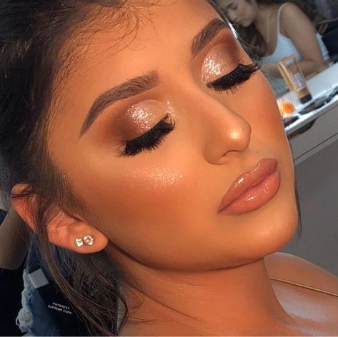 Glitter Cut Crease Eyeshadow, Cut Crease Glitter, Glitter Cut Crease, Crease Eyeshadow, Halo Eye Makeup, Bronze Eye Makeup, Concert Makeup, Cut Crease Eyeshadow, Cut Crease Makeup