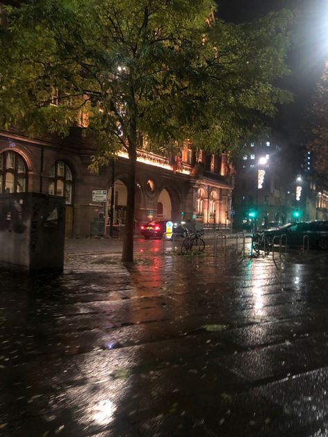 Late Night Scenery, City Late Night Aesthetic, Rainy London Night, Night Time In London, Late Night City Photos, Manchester Night Aesthetic, Ece Core Vibe, Late Night London, Manchester At Night