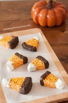 Halloween Backen, Dessert Halloween, Halloween Food Treats, Fun Halloween Food, Halloween Sweets, Halloween Treats Easy, Halloween Baking, Thanksgiving Treats, Crispy Treats