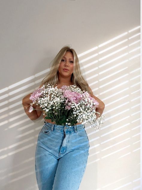 #photoinspo #photoshoot #summerphotos #summer #flowers Flower Photoshoot Plus Size, Plus Size Flower Top Photoshoot, Plus Size Flower Photoshoot, Flower Picture Ideas, Flower Jeans Photoshoot, Flower And Jeans Photoshoot, Flower Pants Photoshoot, Flower Top Photoshoot Plus Size, Flower In Jeans Photography