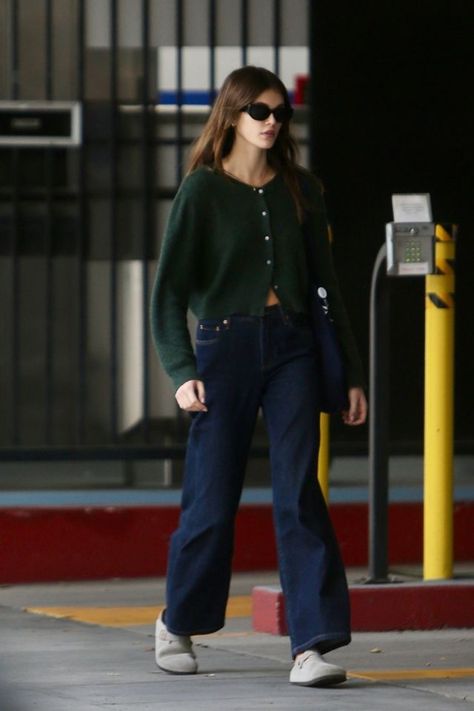 moodboard Tumblr, Buttoned Cardigan Outfit, Cardigan Shirt Outfit, Button Down Cardigan Outfit, Humid Weather Outfit, Oversized Button Down Shirt Outfit, Kaia Gerber Outfits, Kaia Gerber Street Style, Green Cardigan Outfit