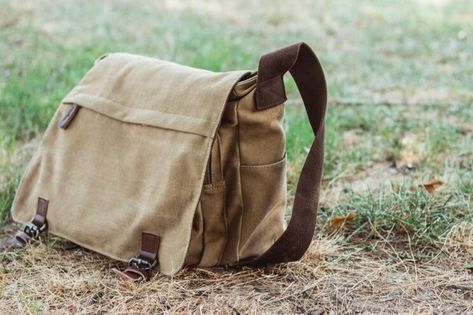 Diy Messenger Bag Pattern, Messenger Bags Tutorial, Diy Messenger Bag, Cool Messenger Bags, Messenger Bag Patterns, Foldover Bag, Military Bag, Diy Backpack, Bag Pattern Free