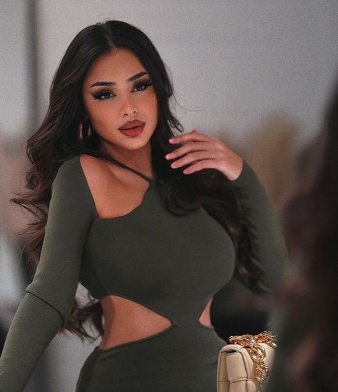 Jamilla Strand, Red Lips Makeup Look, Chola Girl, Mode Kylie Jenner, Chestnut Hair Color, Prity Girl, Coloured Girls, Girls In Mini Skirts, Curvy Models