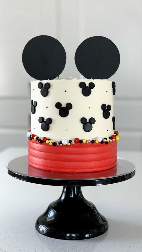 Kue Mickey Mouse, Kue Disney, Bolo Do Mickey Mouse, Simple Cake Design, Mickey Birthday Cakes, Γενέθλια Mickey Mouse, Mickey Mouse Birthday Decorations, Mickey And Minnie Cake, Mickey First Birthday