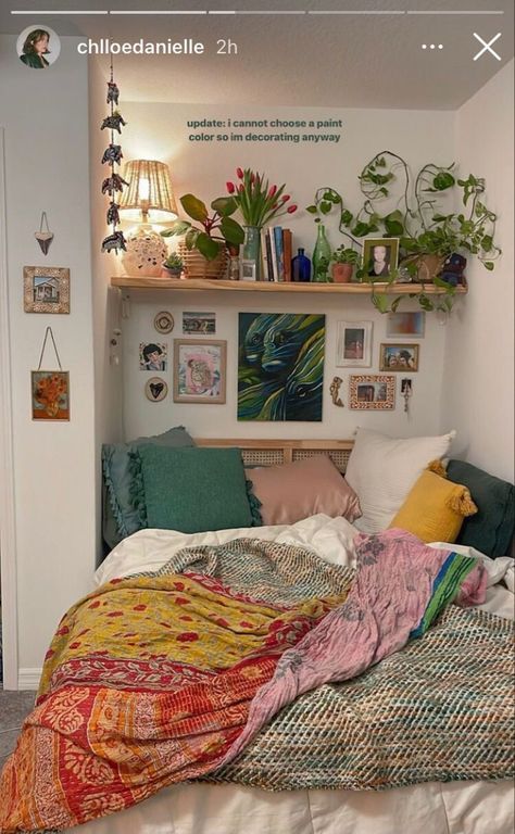 House Rooms Design, Eclectic Retro Bedroom, Making The Most Of A Small Bedroom, Retro Dorm Room Vintage Inspired, Bed In Corner Wall Decor, Cottagecore Themed Bedroom, Room Decor Ideas Clean, Rug Inspo Bedroom, Clean Maximalist Bedroom