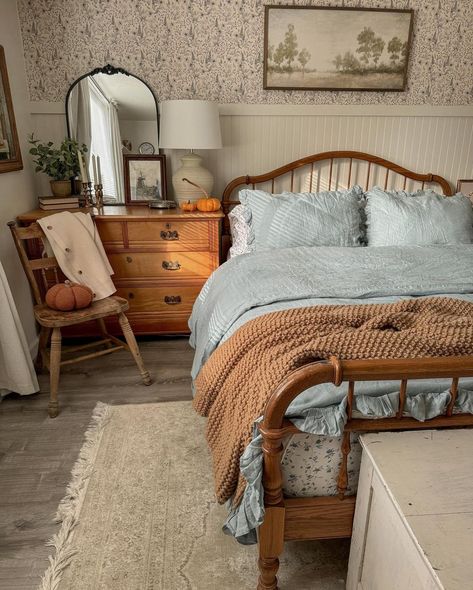 Southern Cottage Core Aesthetic, Costal Country Bedroom, Cottage Color Scheme Interior, French Antique Bedroom Ideas, Vintage Floral Home Decor, 1940s Modern Home, Nashville Bedroom Ideas, Rental Home Decorating Bedroom, Cottage Traditional Decor