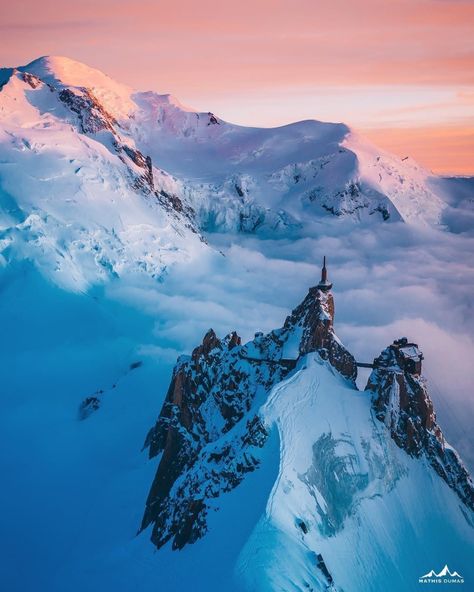 Aiguille du Midi (CHAMONIX) – Mont Blanc Family Fun Mont Blanc Mountain, Chamonix Mont Blanc, Luxury Ski, Lake Mountain, Ski Holidays, French Alps, Snow Mountain, Beautiful Places To Visit, Mountaineering