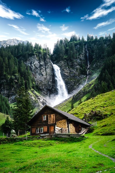 Heaven on Earth Switzerland House, Trip To Switzerland, Switzerland Hiking, Switzerland Mountains, Cute Cabins, Visit Switzerland, Adventure Nature, Countryside House, Switzerland Travel