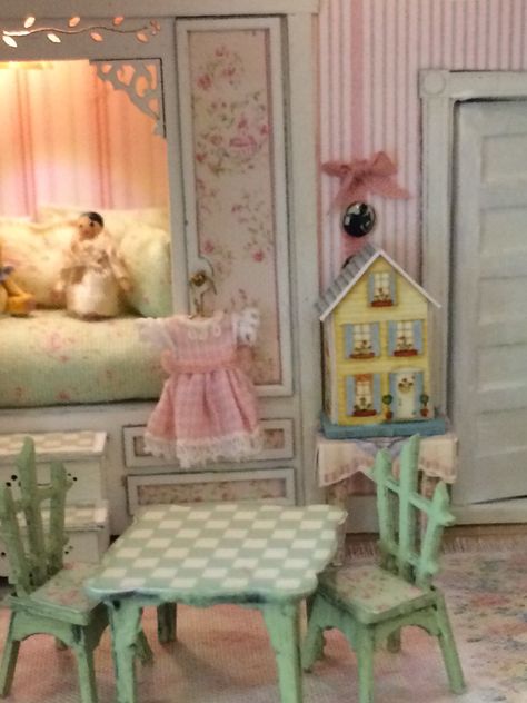 Finishing touches for little girls room of Pickett Hill. Love the built in bed! Country Home Decorating, Bed Dolls, Miniature Nursery, Dollhouse Rooms, Home Designing, Dollhouse Nursery, My Identity, Vitrine Miniature, Built In Bed