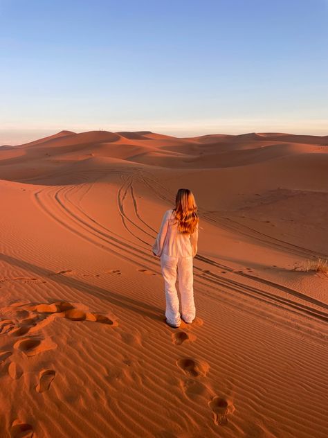 Sand dune Sahara desert outfit photo hair inspo Morocco Sahara Desert, Morocco Photo Ideas, Morroco Aesthetic Travel, Morocco Picture Ideas, Morocco Aesthetic Girl, Morocco Aesthetic Outfit, Sahara Outfit, Morocco Dessert, Sahara Desert Aesthetic