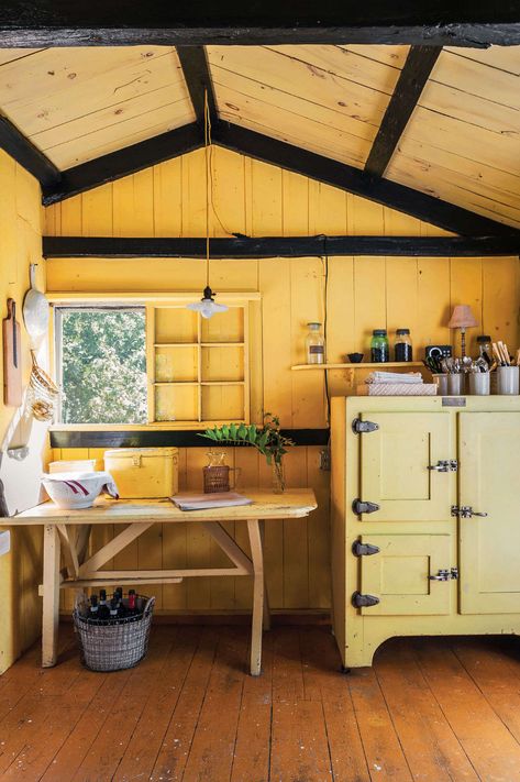 Trend Alert: Bright Yellow Kitchens with Painted Kitchen Cabinets Farmhouse Kitchen Design Joanna Gaines, Backsplash Farmhouse Kitchen, London Kitchen Design, Remodelista Kitchen, Gaines Kitchen, Yellow Kitchens, Kitchen Window Bar, Vintage Beach House, Joanna Gaines Kitchen