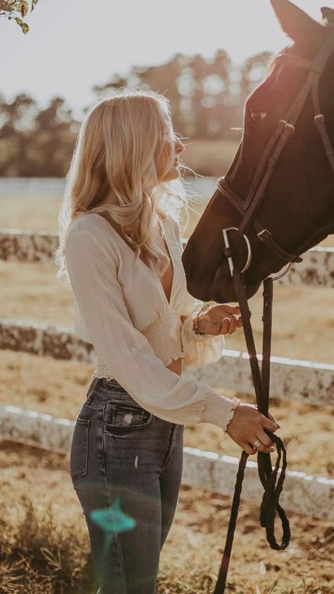 Senior Horse Photography, Cowgirl Senior Pictures, Grooming Horse, Equine Photography Poses, Horse Senior Pictures, Horse Trails, Cowgirl Photoshoot, Horse Nutrition, Horse Photography Poses