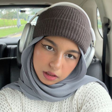 #hijabi #fashion #makeup #cyber #girls #aesthetic Hijab And Beanie Outfit, Hijab Beanie Style, Beanie Hijab Style, Hijab And Beanie, Shein Headphones, Beanie With Hijab, Beanie Hijab Outfit, Hijab With Headphone, Beige Beanie Outfit