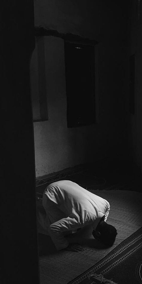 Aesthetic Black iPhone wallpaper Man In Sajdah, Sujood Wallpaper, Sajda Namaz Wallpaper, Sujood Aesthetic, Islamic Aesthetic Pictures, Namaz Photography, Aesthetic Islamic Pictures, Muslim Wallpapers Iphone, Muslim Aesthetic Wallpaper