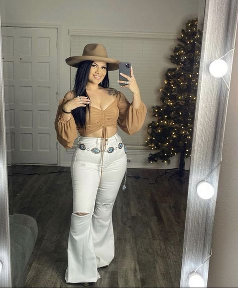 Mexican style outfit. Follow for more✨ #jaripeo #mexicanstyle #bootcut #botas #botasdemoda #tejana #outfitideas #rancho #bootsandjeans Balayage, Vaquera Outfit Mexican, Cowboy Outfits For Women, Takuachita Outfits, Takuache Girl Outfits, Trajes Country, Vaquera Outfit, Cowgirl Style Outfits, Outfits For Mexico