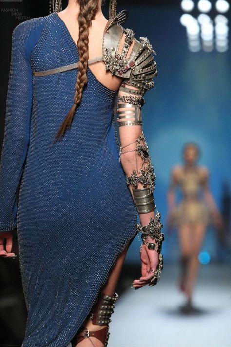 Female Medieval Armor inspired fashion Futuristic Hat, Cyberpunk Hair, Futuristic Elegance, Steampunk Mode, Moda Steampunk, Moda Medieval, Haute Couture Style, Visual Balance, Mode Steampunk