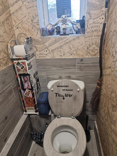 Harry Potter Theme Bathroom, Harry Potter Toilet Ideas, Harry Potter Themed Bathroom, Harry Potter Bathroom Ideas, Harry Potter Toilet, Harry Potter Laundry Room, Small Cloakroom Toilet, Harry Potter Bathroom Decor, Harry Potter Themed Rooms