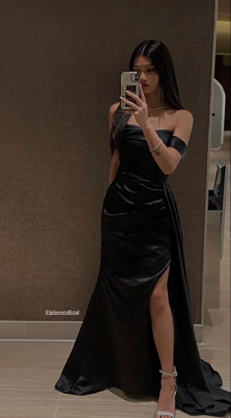 Black Prom Dress Classy, Black Dress For Graduation, Black Dress For A Wedding, Types Of Prom Dresses, Style A Black Dress, Prom Dresses Aesthetic, Elegant Black Prom Dresses, Black Dress Aesthetic, Black Dress Makeup